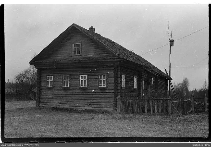 Holzhaus mit Zaun und Vogelhaus