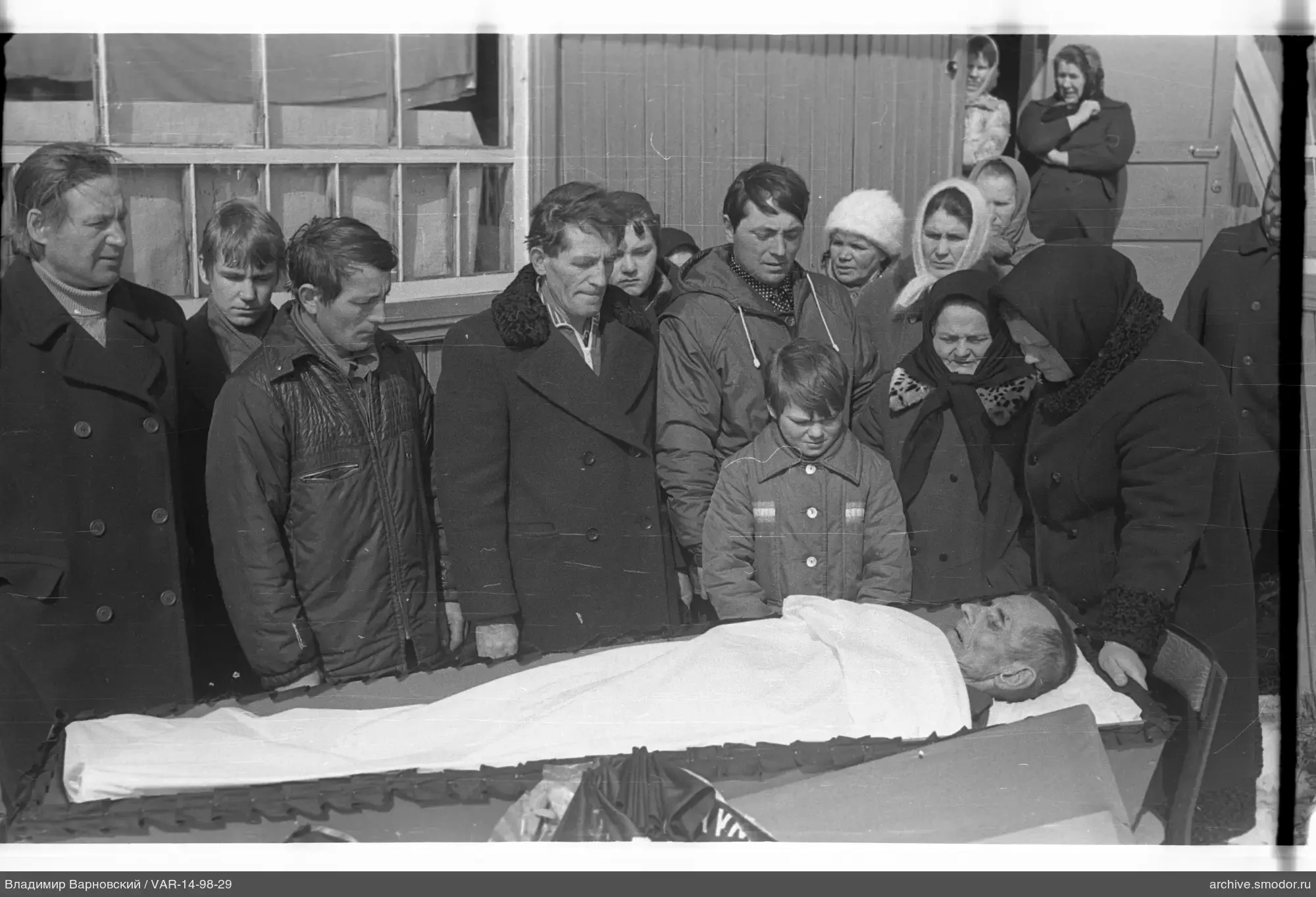 Групповой снимок с лежащим мужчиной