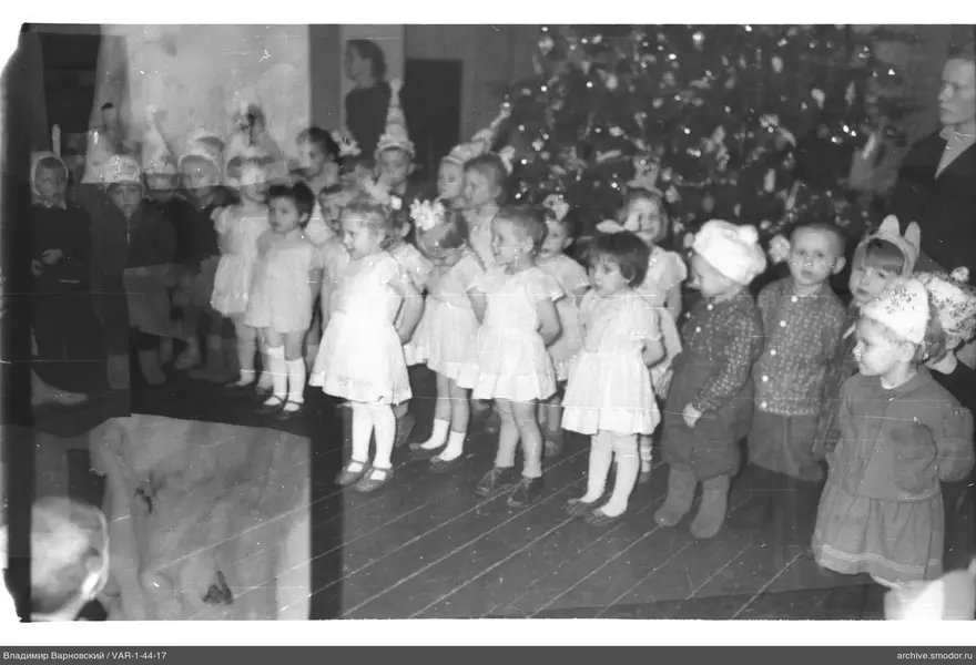 Gruppenporträt von Kindern und Frau