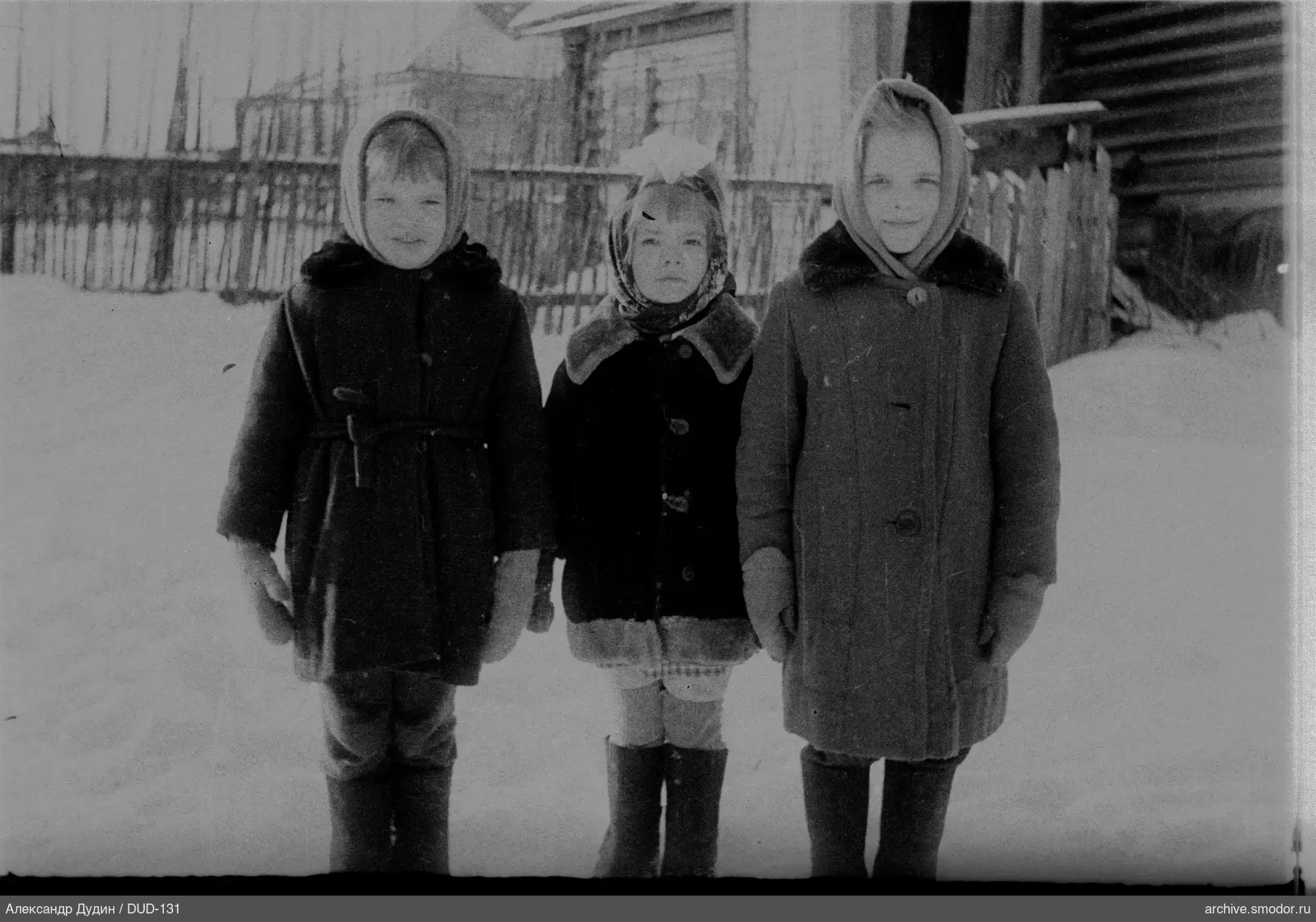 Gruppenporträt von Mädchen im Schnee