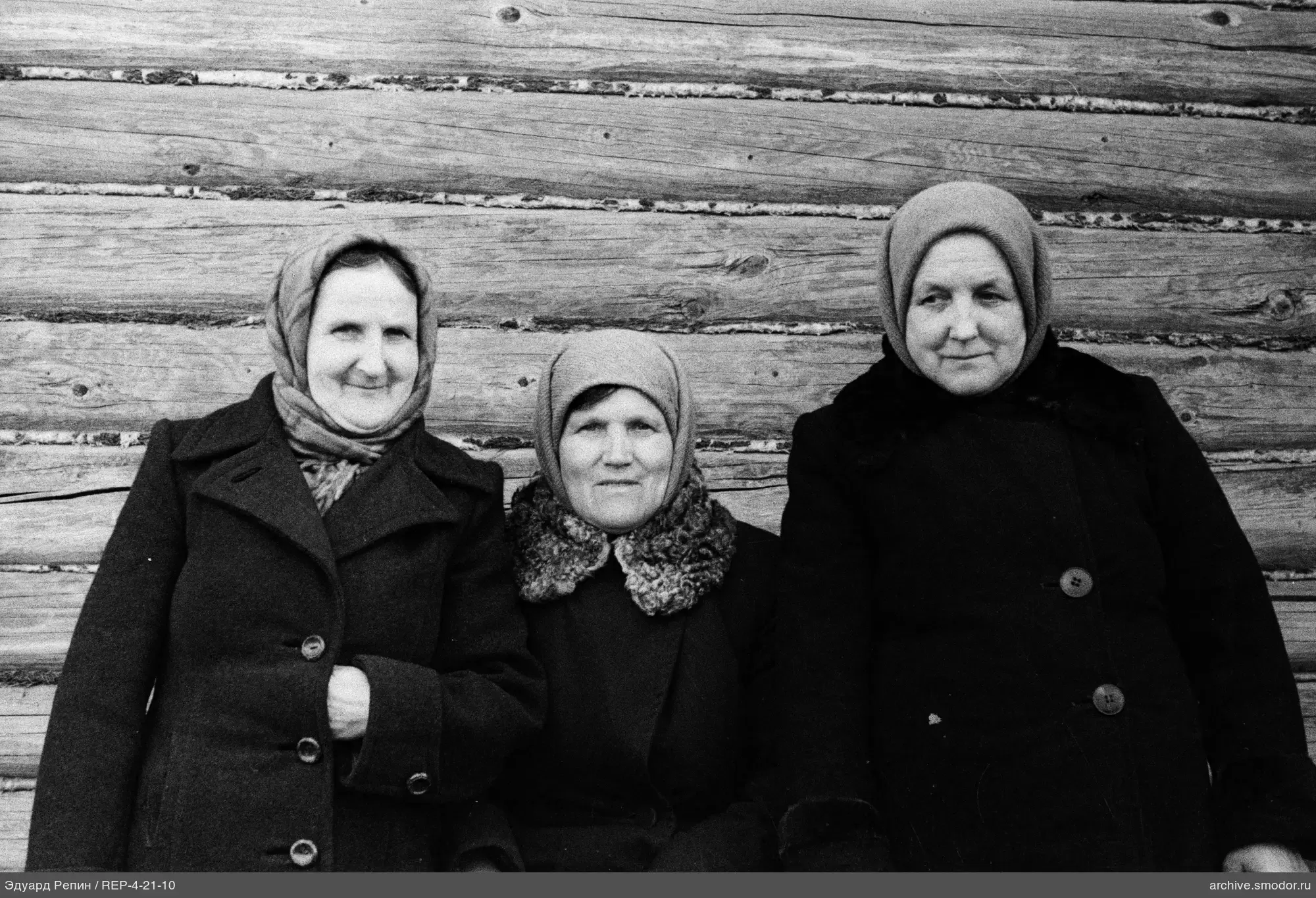 Групповой портрет женщин на скамейке