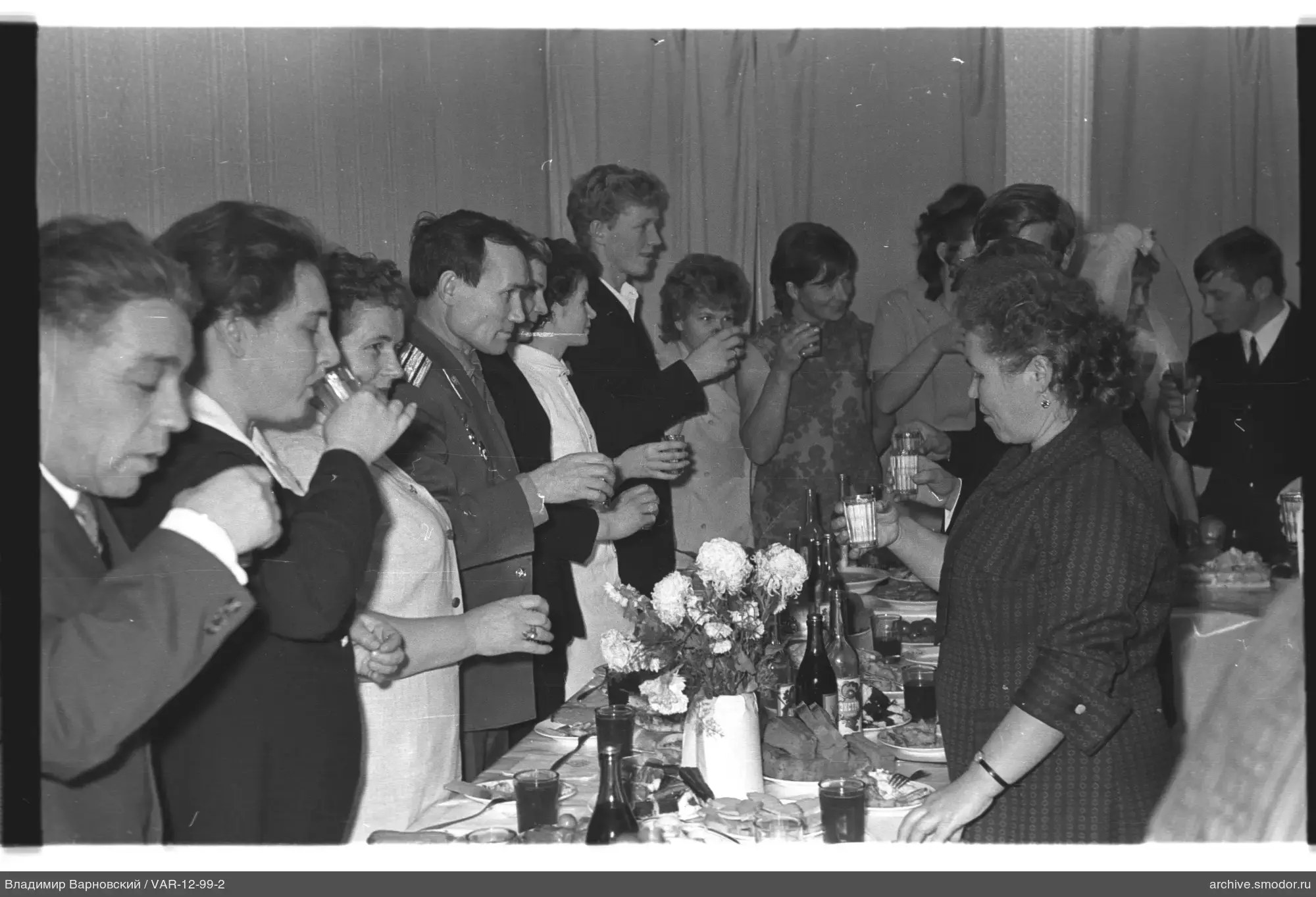 Gruppe mit Essen und Getränken am Tisch