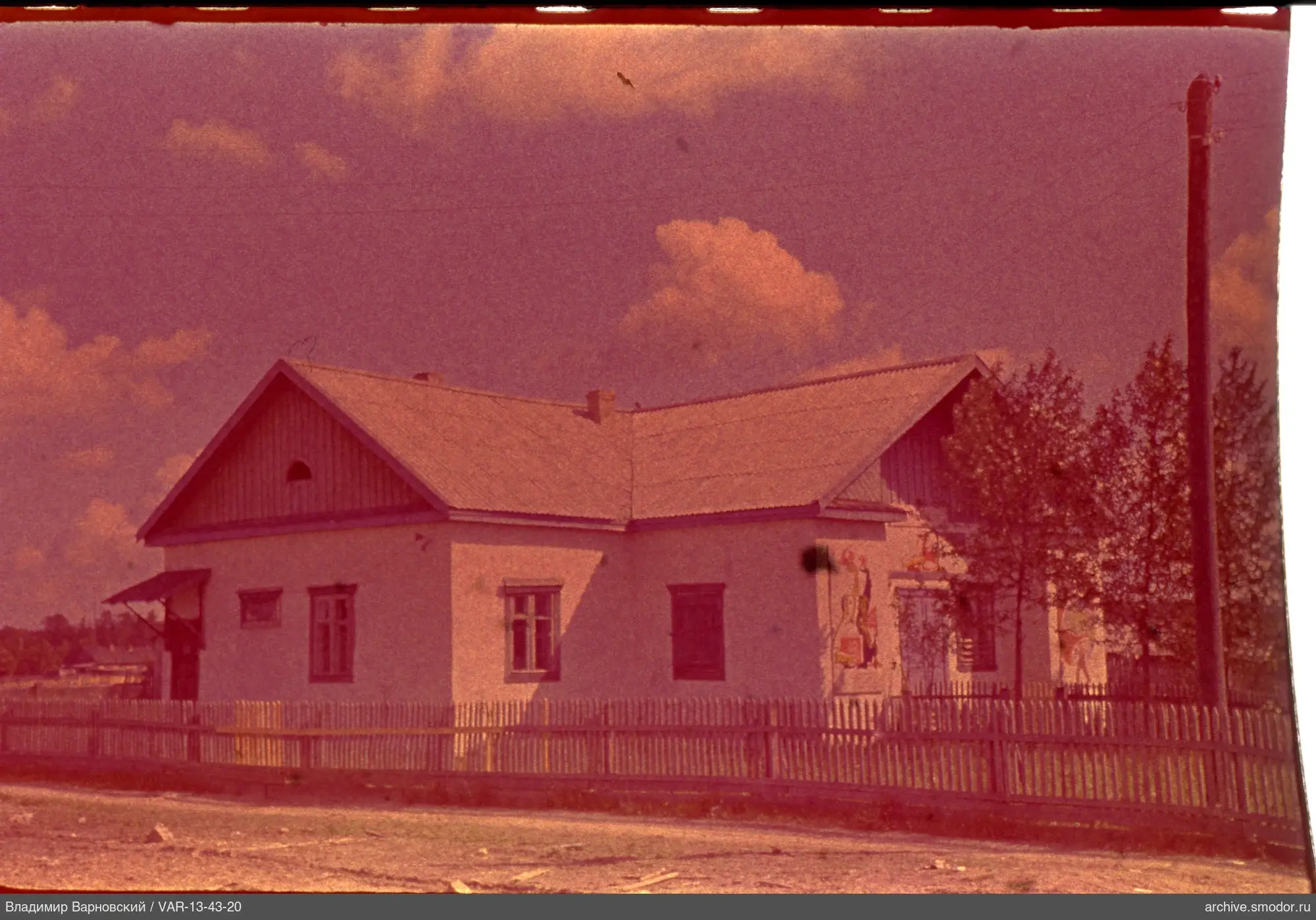 Eingeschossiges Haus mit Malereien und Zaun