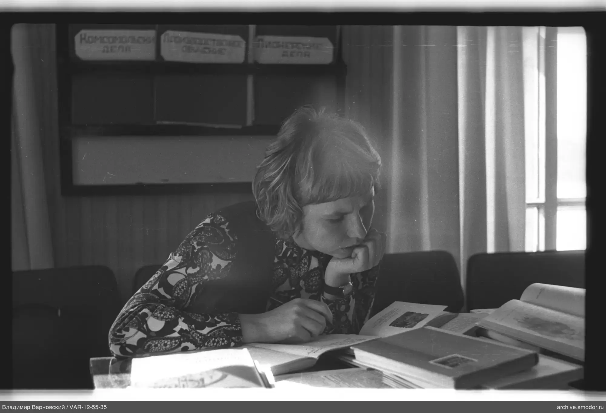 Frau am Studiertisch