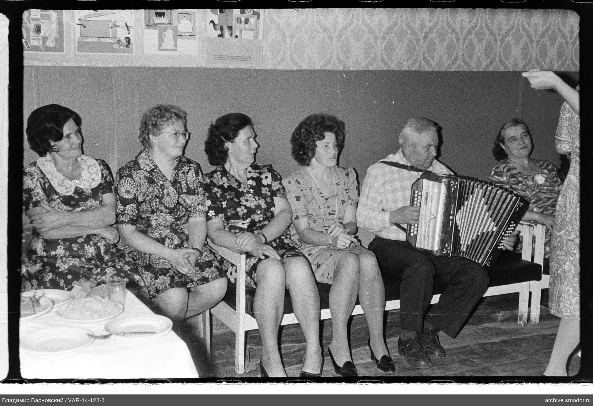 Gruppe mit Musiker auf der Bank