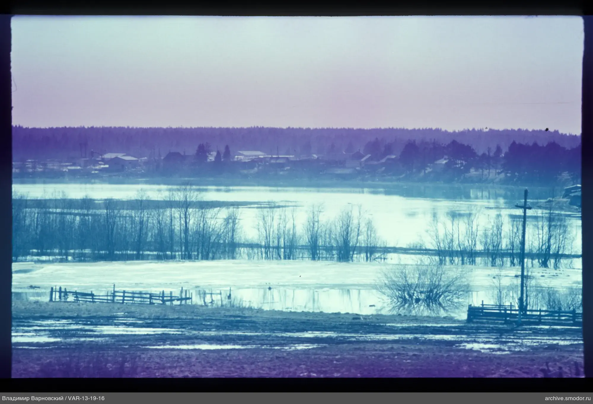 Landschaft mit Fluss und Holzbauten