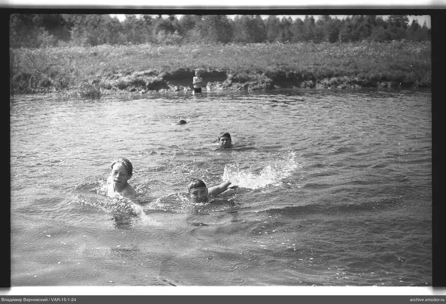 Jungen im Wasser am Ufer