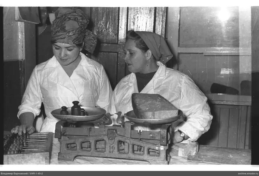 Zwei Frauen mit Waage und Brot