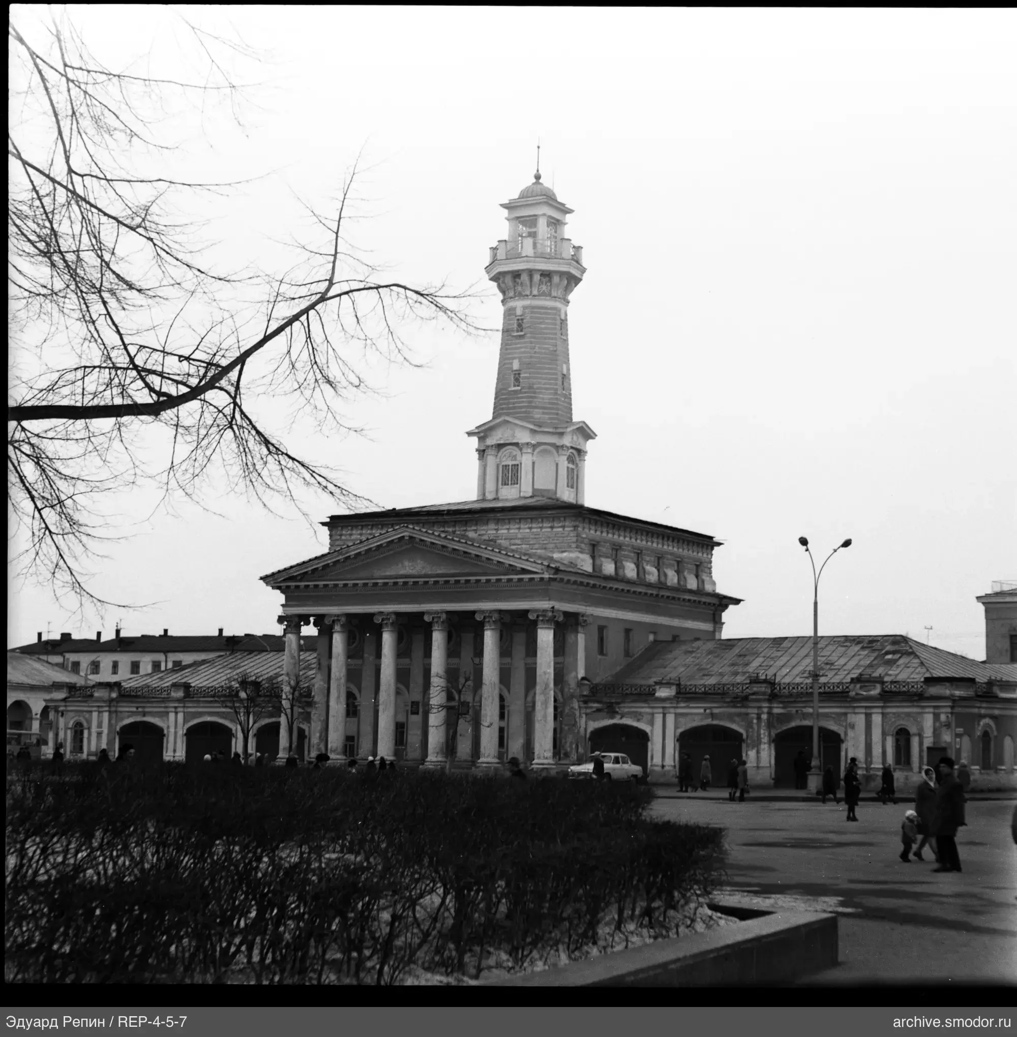 Gebäude mit Säulen und Turm