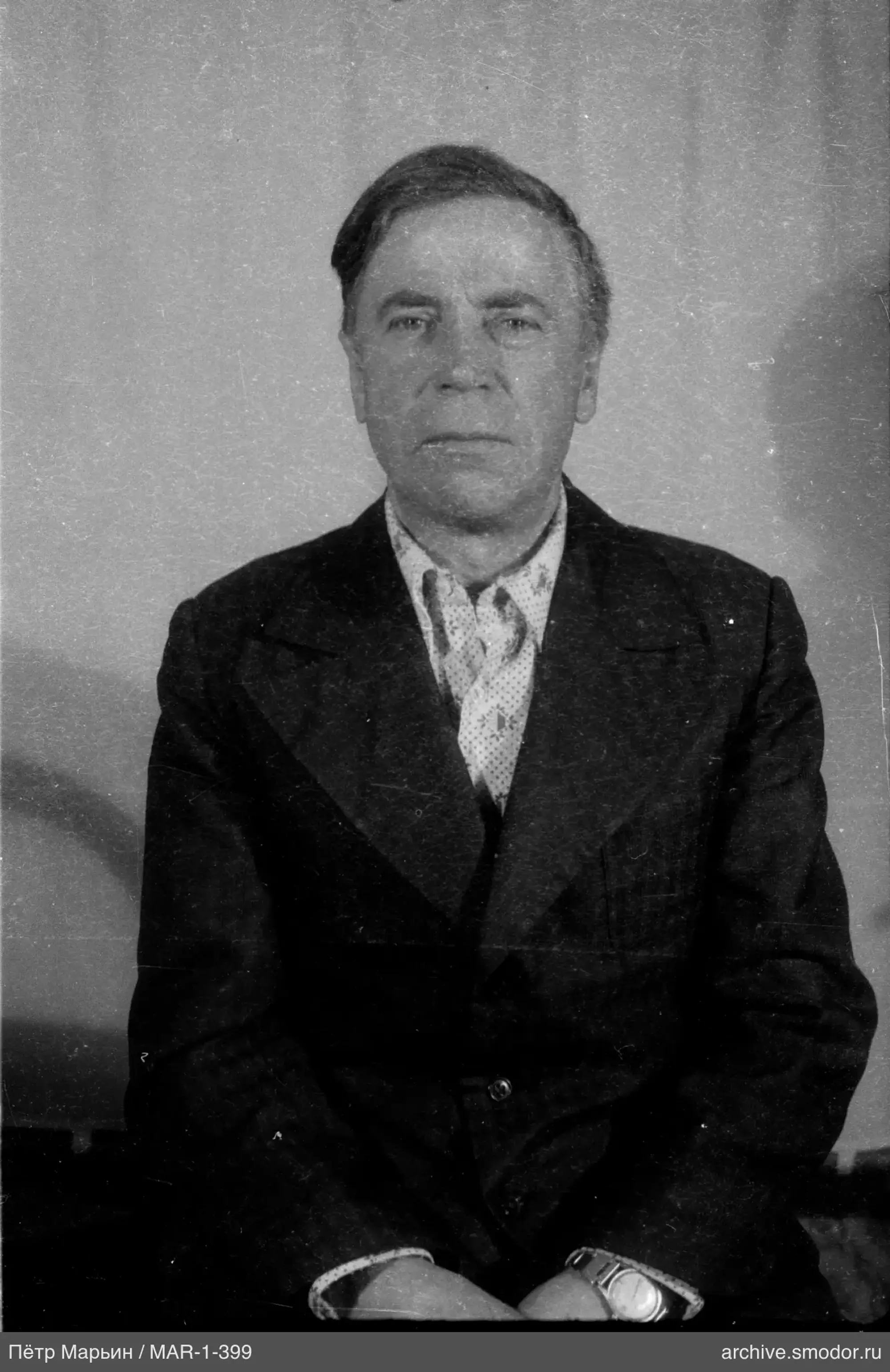 Портрет мужчины в пиджаке и рубашке