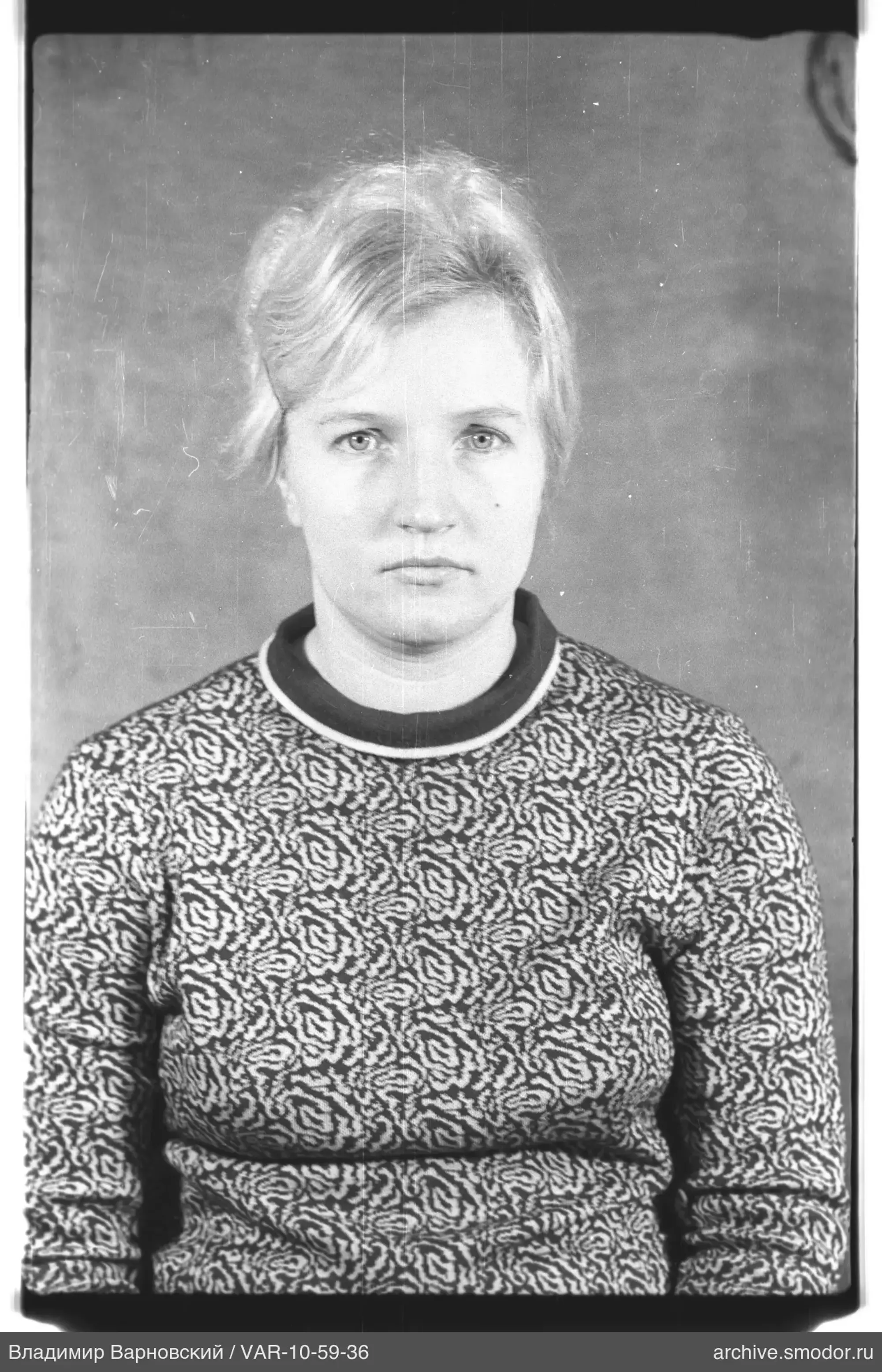 Портрет женщины в свитере