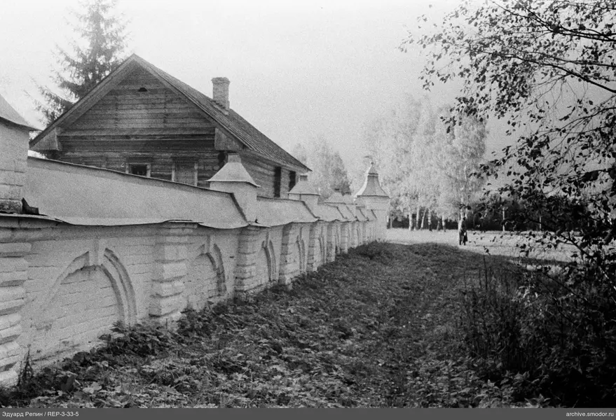 Holzhaus und Ziegelmauer