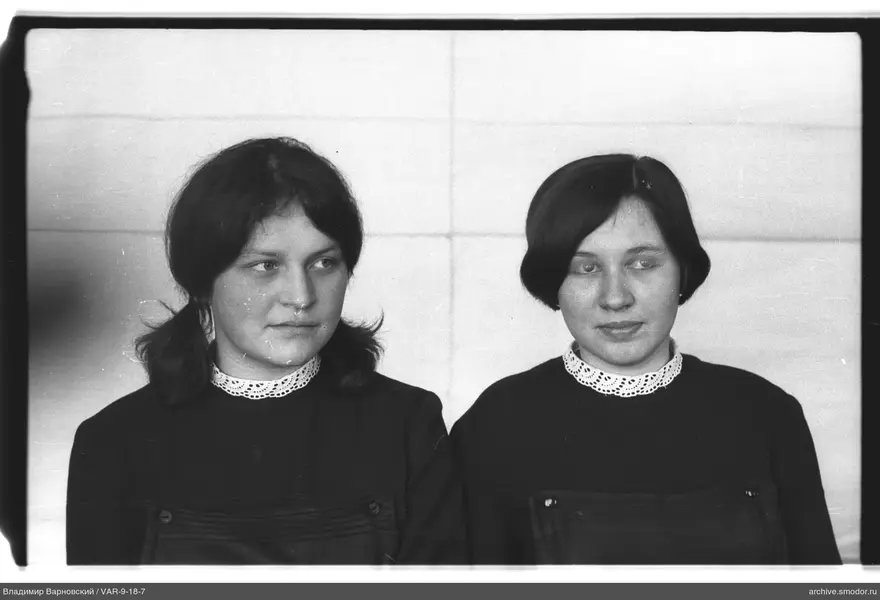 Zwei Frauen in dunklen Kleidern mit Spitzenkragen