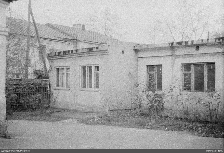 Eingeschossiges Gebäude mit Fenstern und Sträuchern