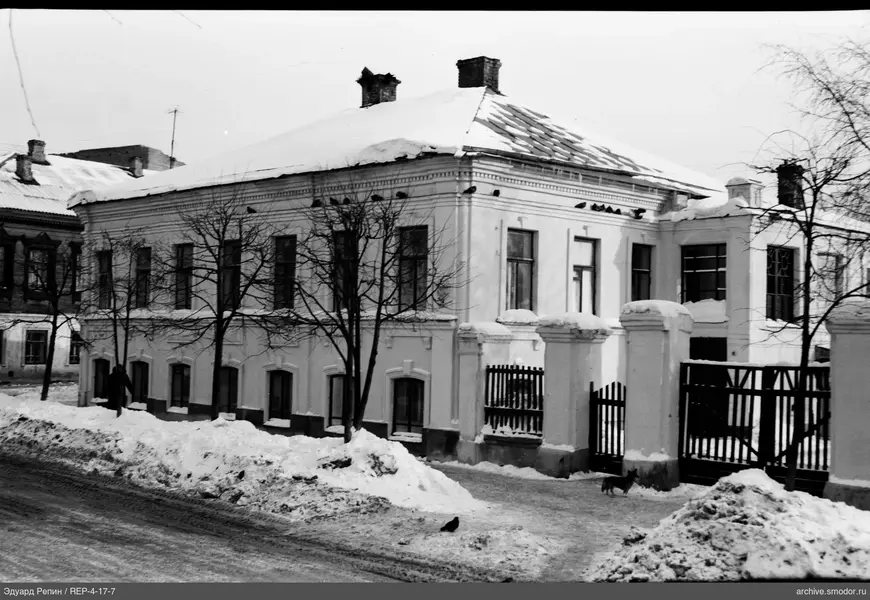 Двухэтажное здание с снегом и животными