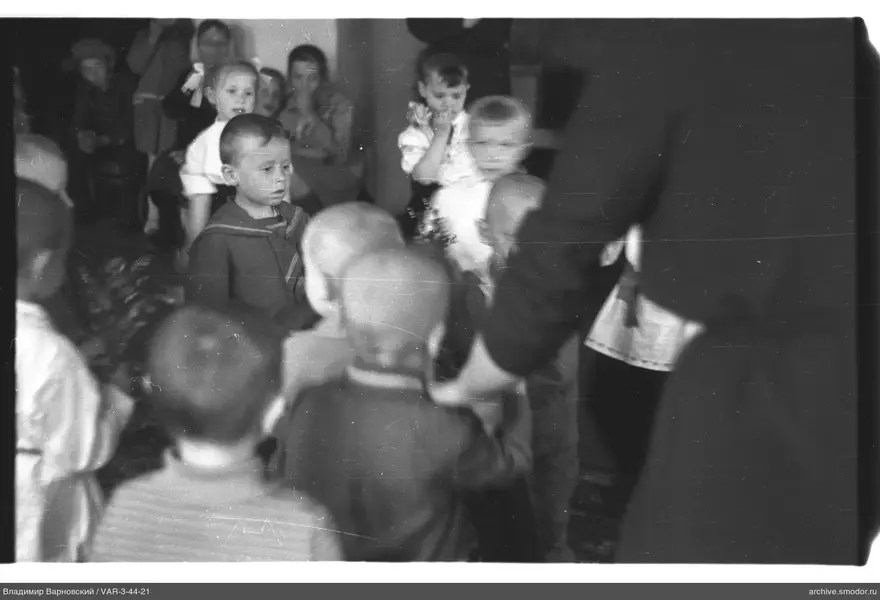 Kinder bei einer Veranstaltung im Raum