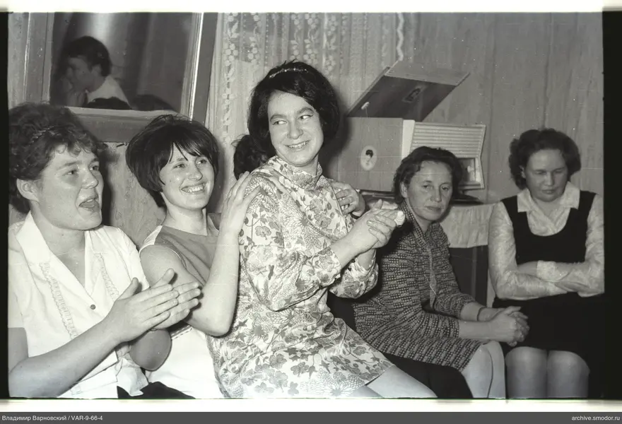 Gruppenporträt von Frauen auf Sofa