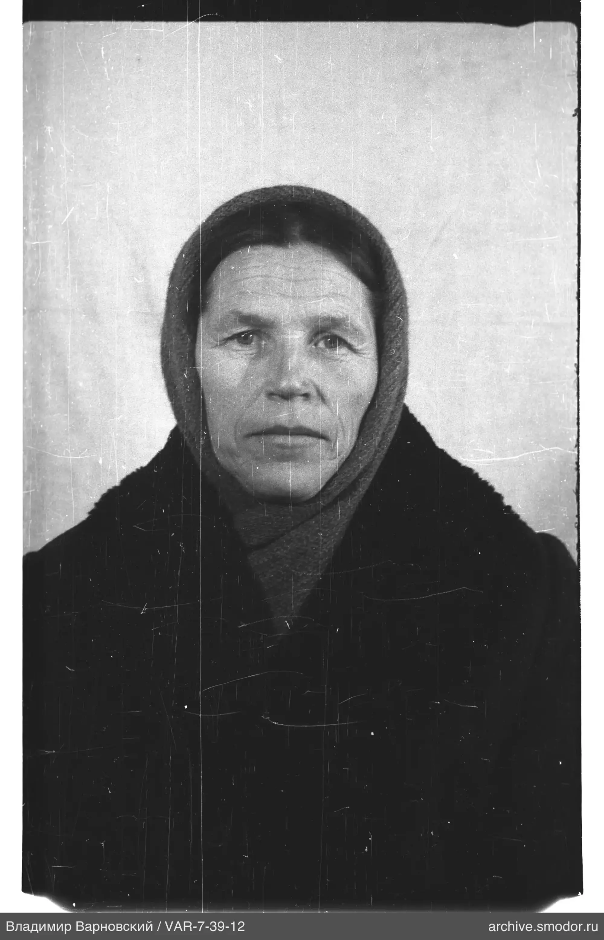 Портрет женщины в тёмной одежде и платке