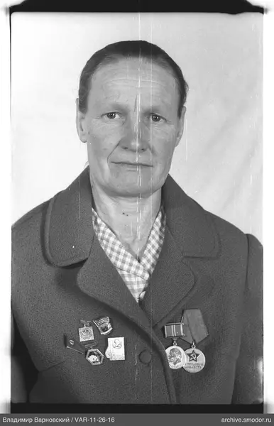 Porträt einer Frau mit Auszeichnungen