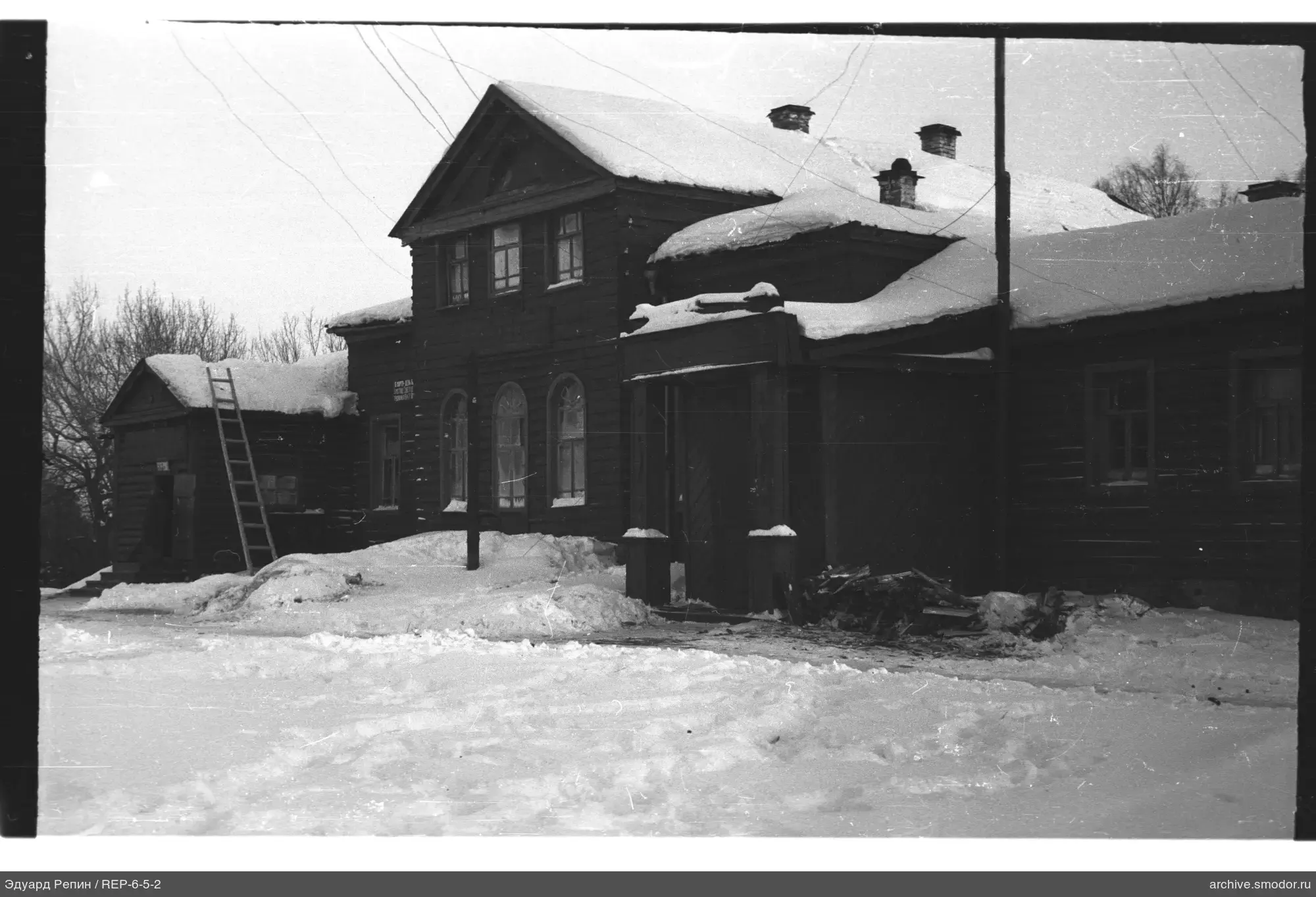 Holzgebäude mit Person und Schnee