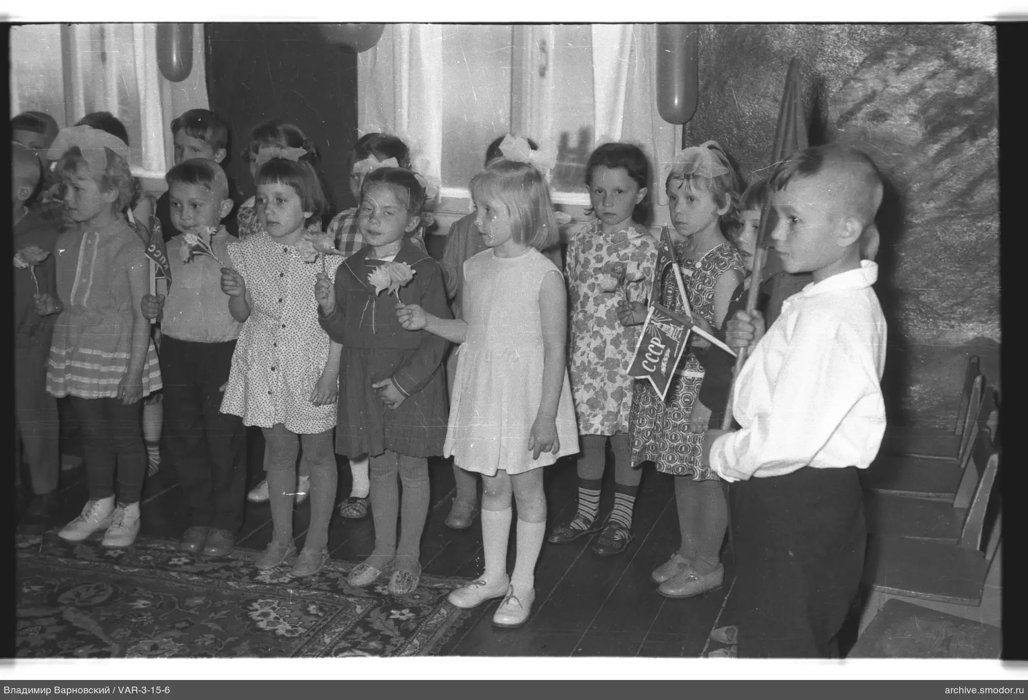 Gruppenporträt von Kindern mit Sowjetflagge