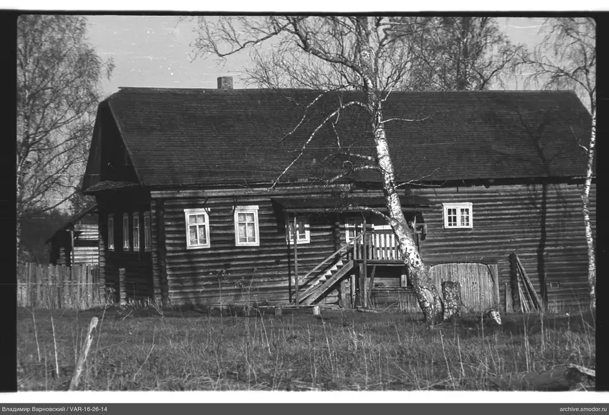 Zweistöckiges Holzhaus mit Treppe