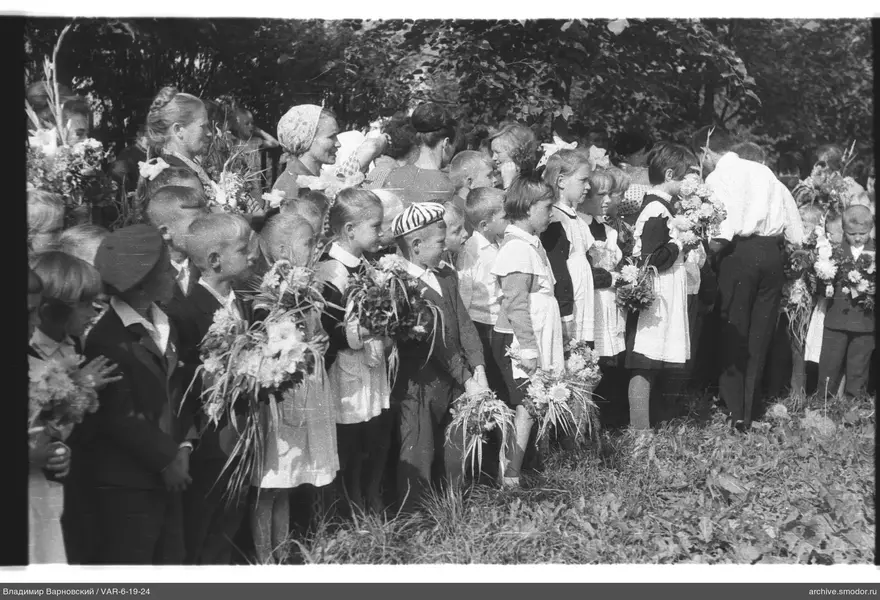 Gruppe von Kindern und Erwachsenen auf Wiese