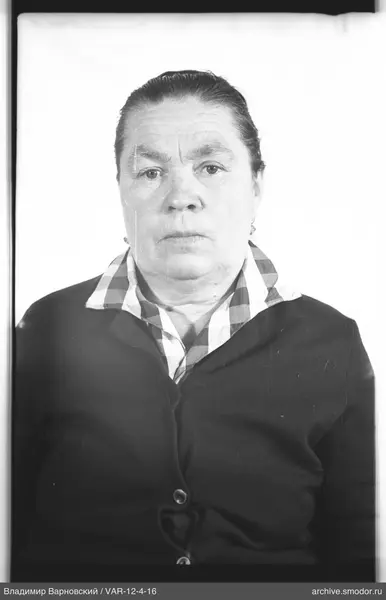 Porträt einer Frau in dunklem Cardigan