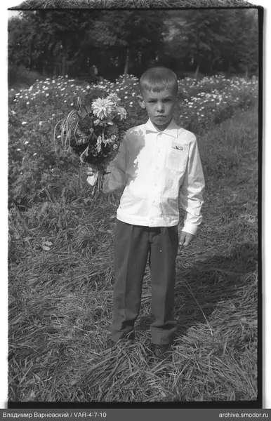 Junge mit Blumenstrauß in der Natur