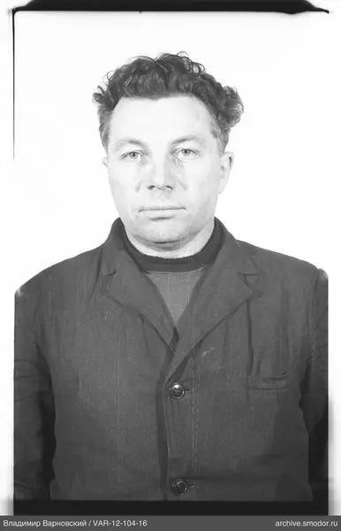 Портрет мужчины в темном пиджаке