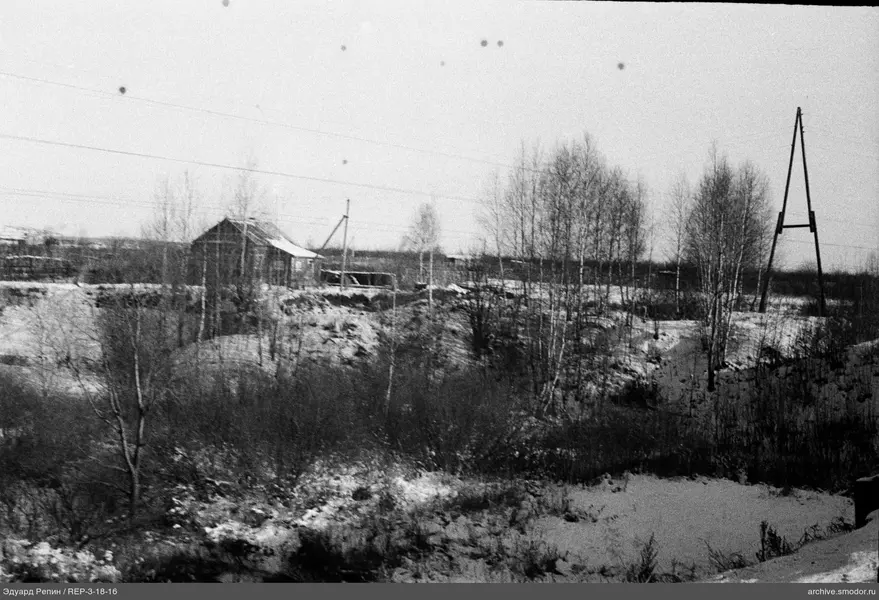 Landschaft mit Bäumen und Gebäude