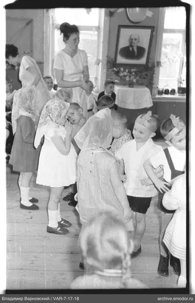 Kinder und Frauen im Raum mit Porträt