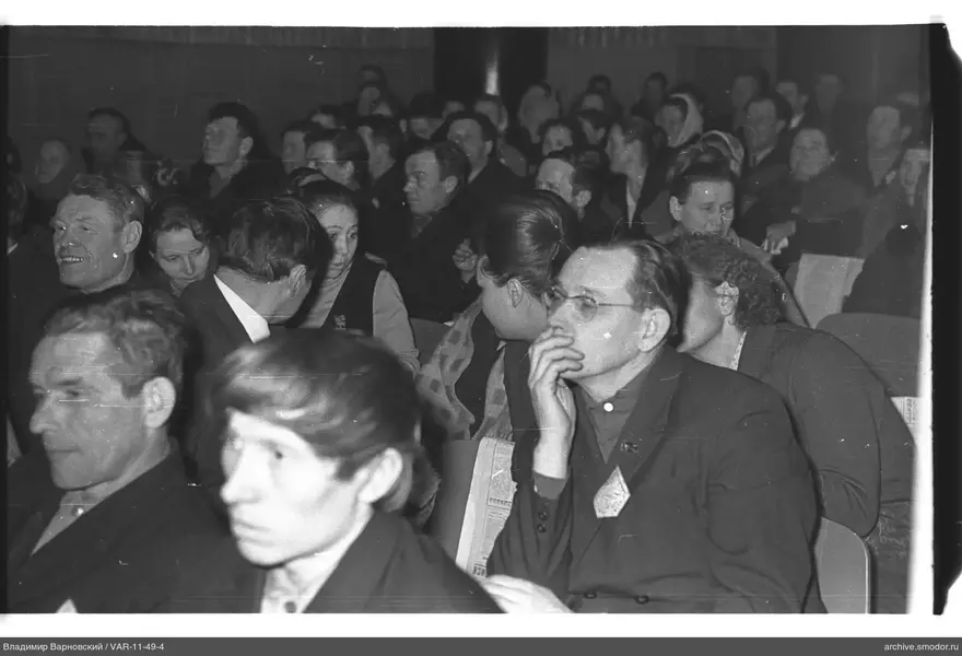 Mann mit Abzeichen im Saal