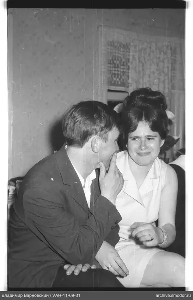 Mann und Frau sitzen nebeneinander