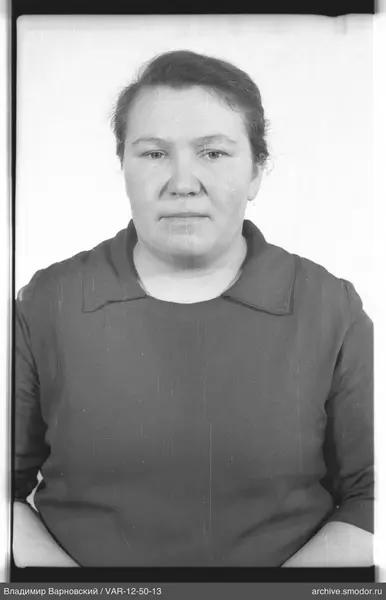 Porträt einer Frau vor hellem Hintergrund