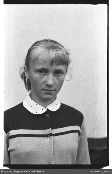 Porträt einer Frau im Cardigan