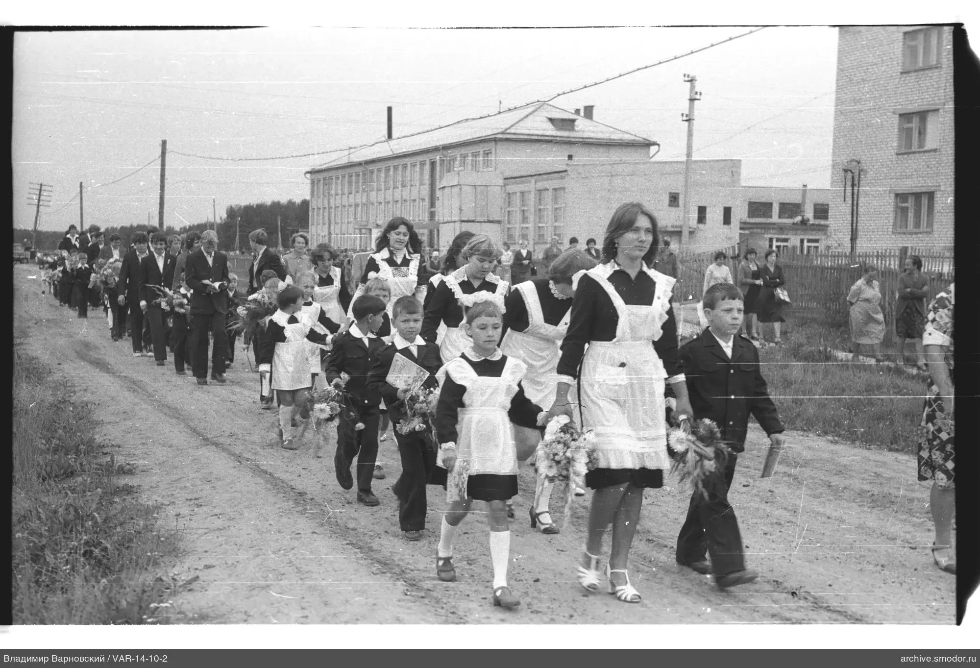 Gruppe von Kindern und Jugendlichen auf der Straße