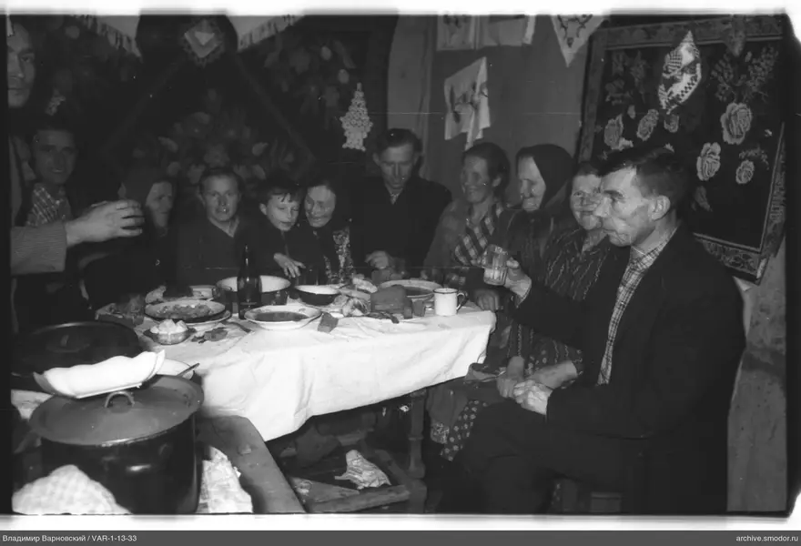 Gruppenporträt am Tisch