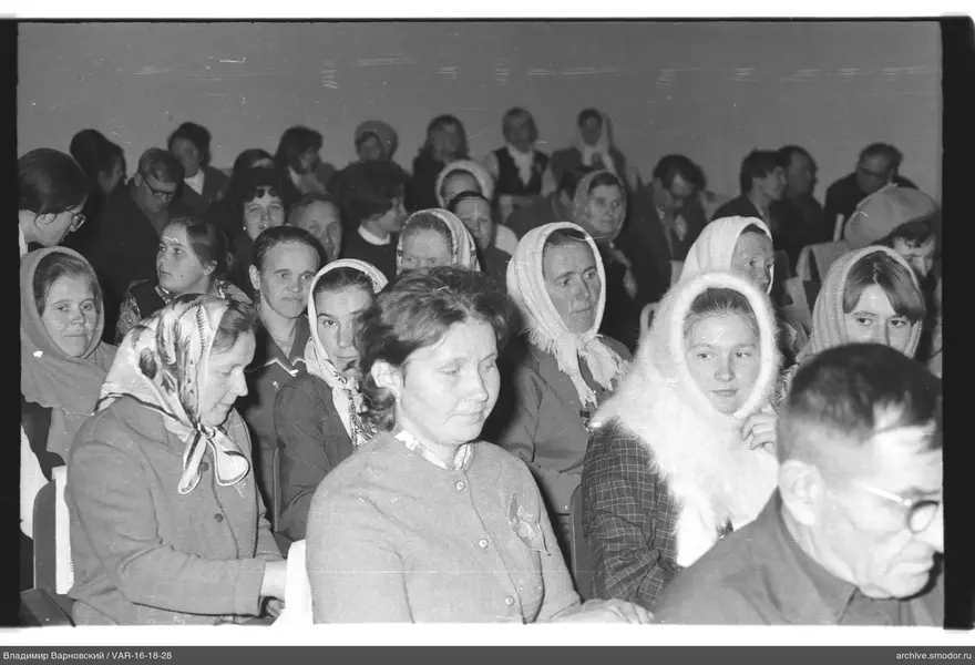 Gruppenporträt von Frauen und Männern