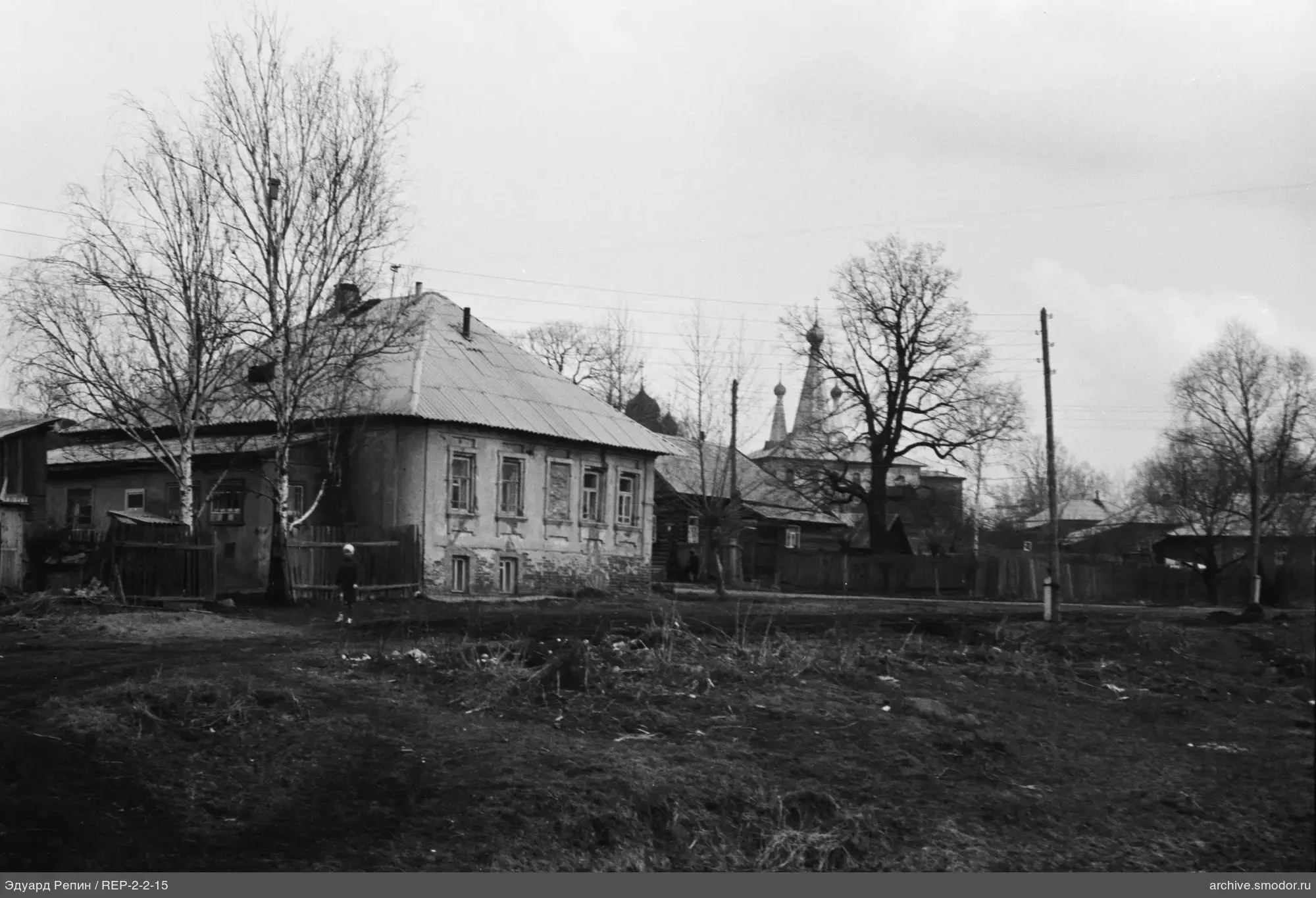 Zweistöckiges Haus und Kind