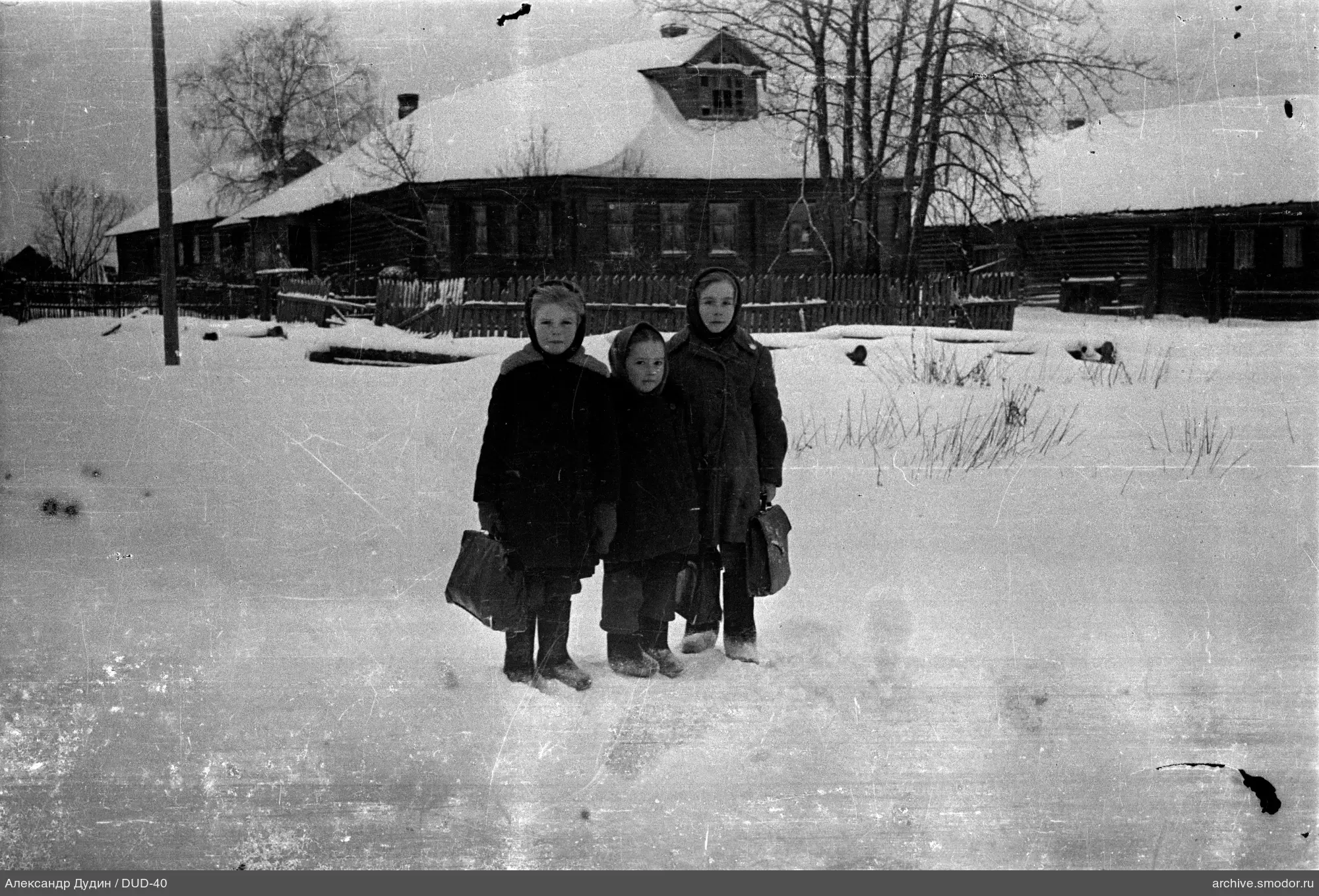 Gruppenporträt von drei Kindern im Schnee