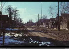 Ländliche Straße mit Häusern und Auto