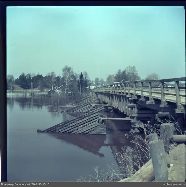 Holzbrücke über den Fluss