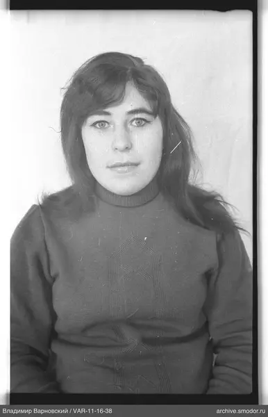 Porträt einer Frau in dunklem Pullover