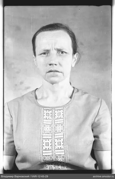 Porträt einer Frau in heller Bluse