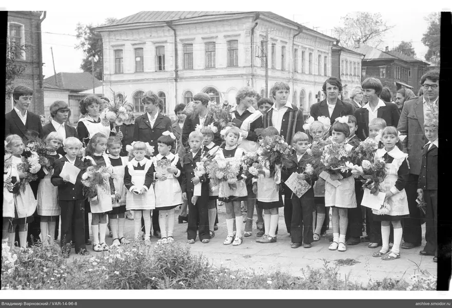 Группа детей и взрослых на фотографии
