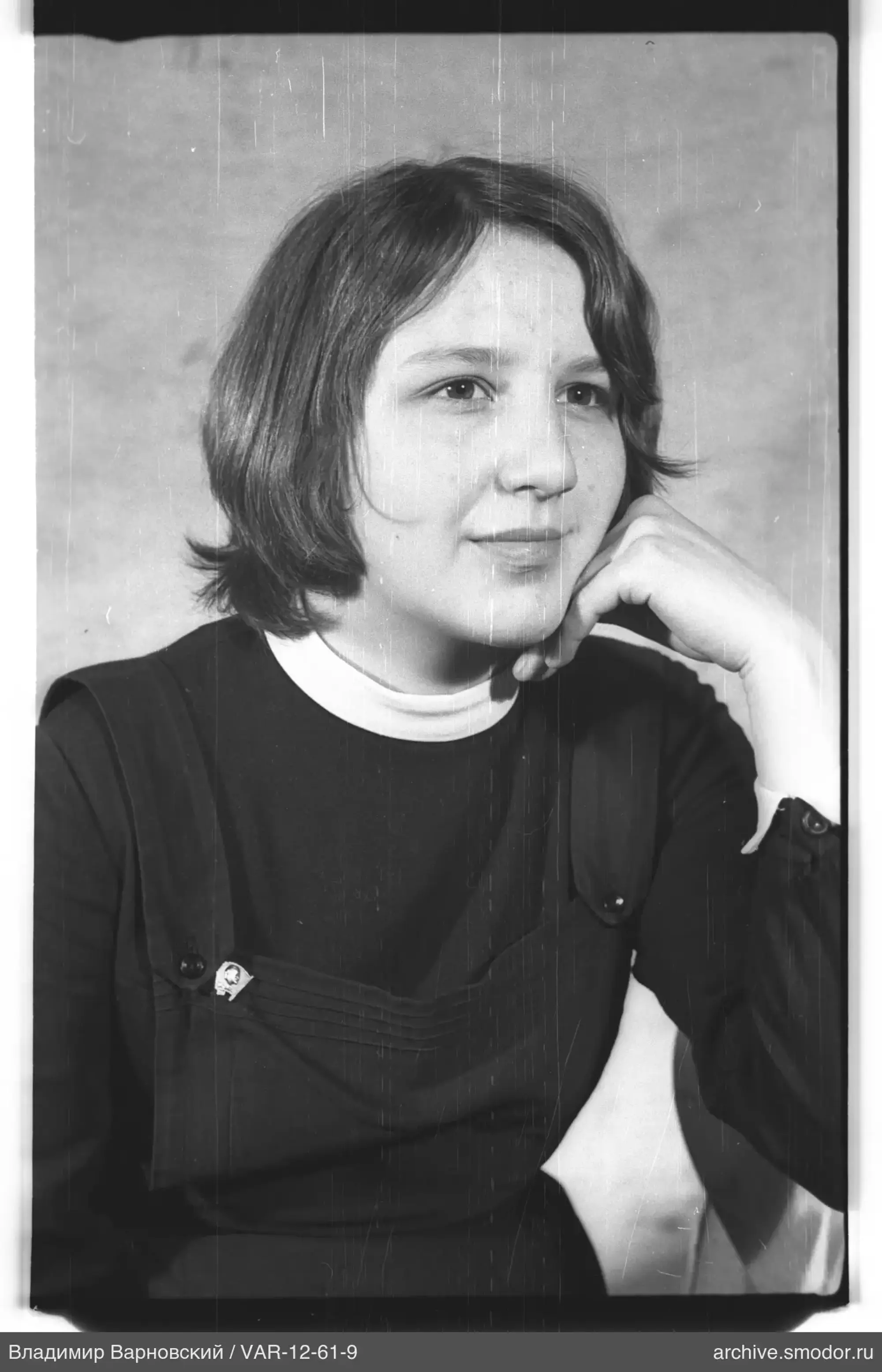 Портрет женщины с булавкой на платье