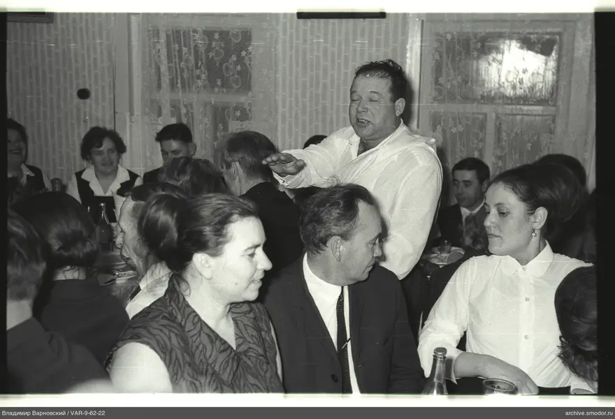Gruppe am Tisch im Raum