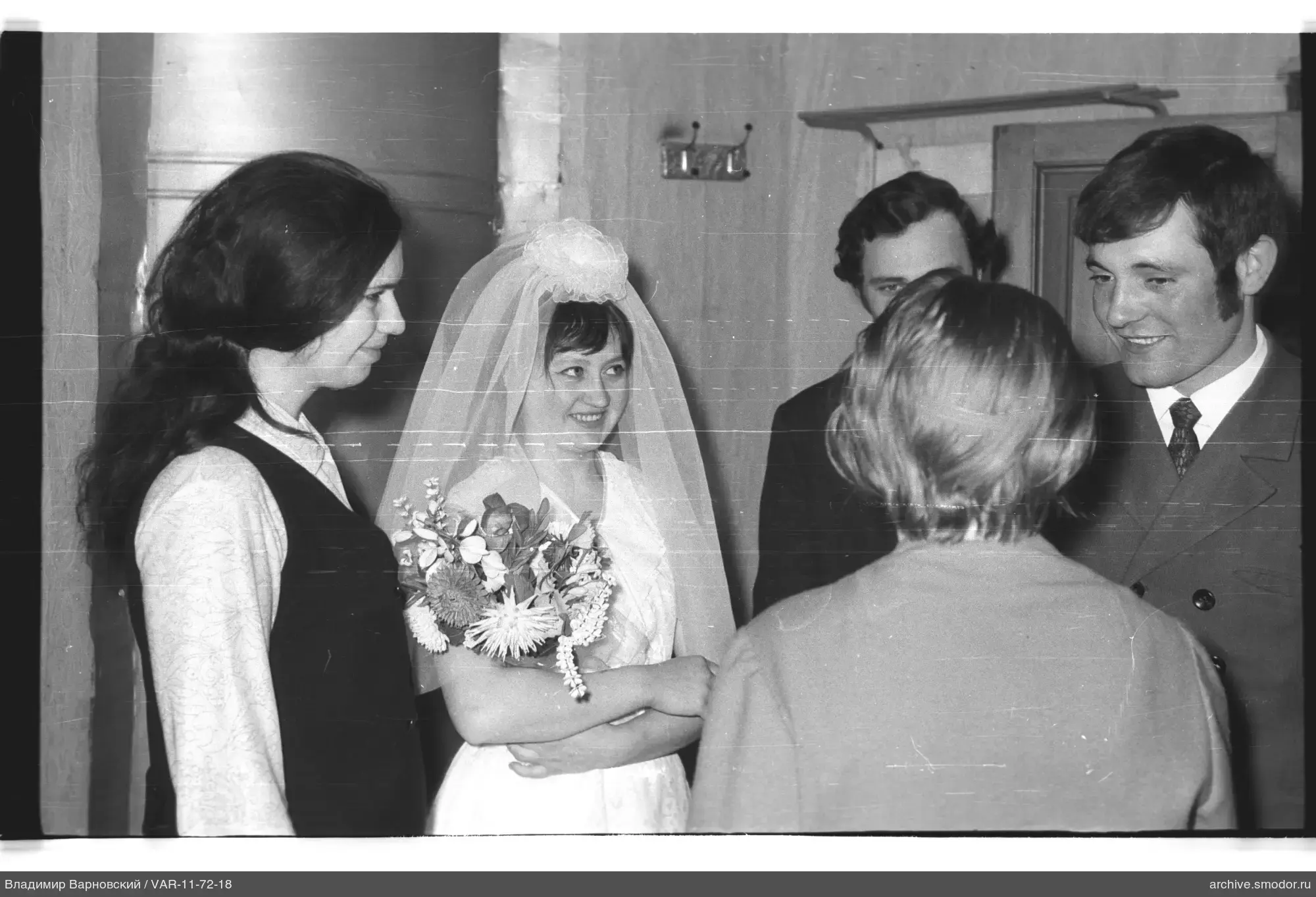 Gruppenporträt mit einer Frau im Hochzeitskleid