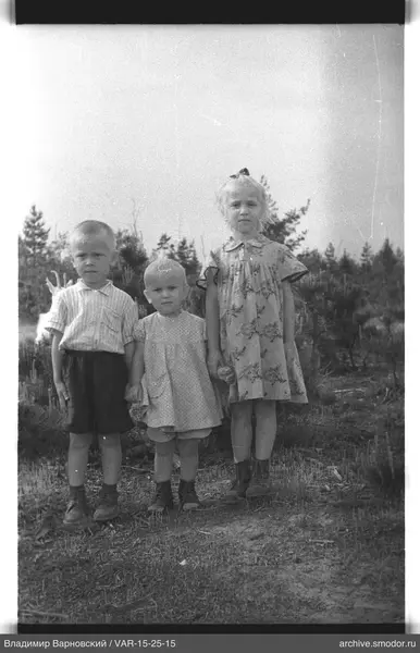 Gruppenporträt von drei Kindern